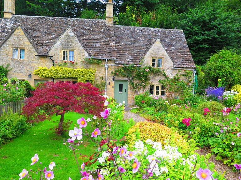 garden-and-house-in-uk-style-front-of-english-house